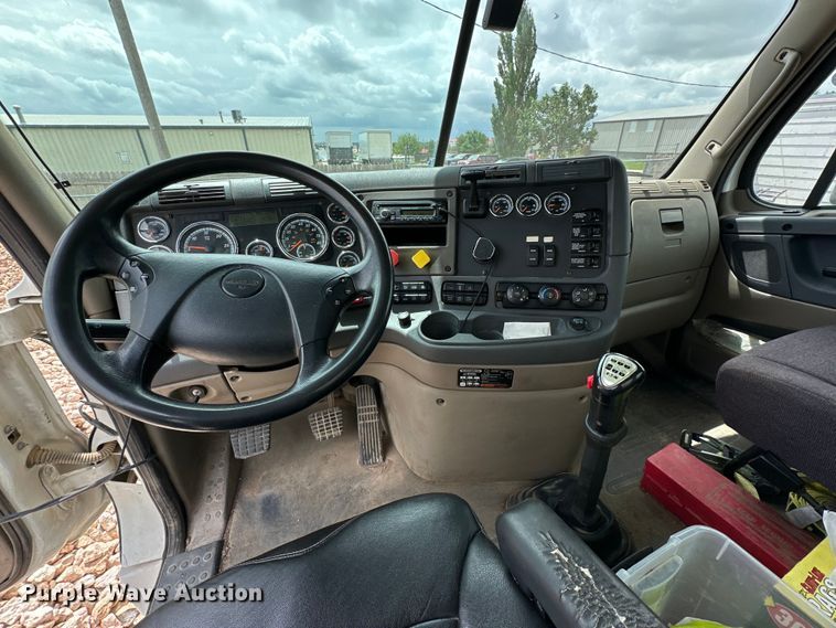 image for item DK6670 2016 Freightliner Cascadia semi truck