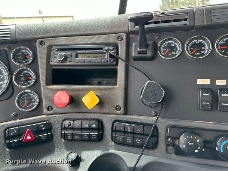 image for item DK6670 2016 Freightliner Cascadia semi truck