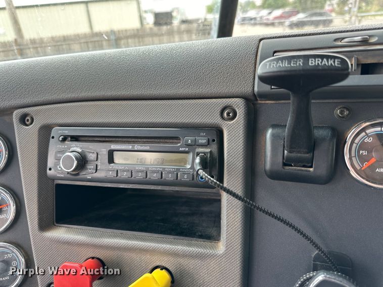 image for item DK6670 2016 Freightliner Cascadia semi truck