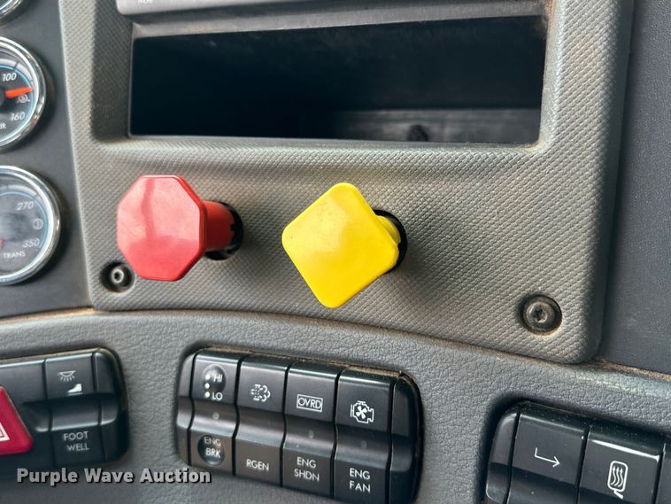 image for item DK6670 2016 Freightliner Cascadia semi truck