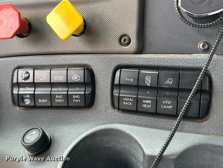 image for item DK6670 2016 Freightliner Cascadia semi truck