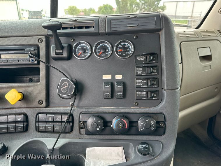 image for item DK6670 2016 Freightliner Cascadia semi truck