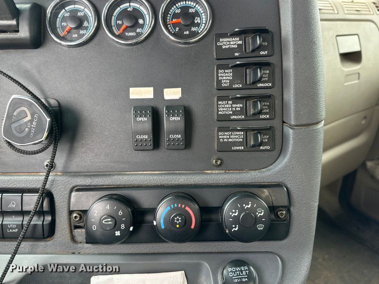 image for item DK6670 2016 Freightliner Cascadia semi truck