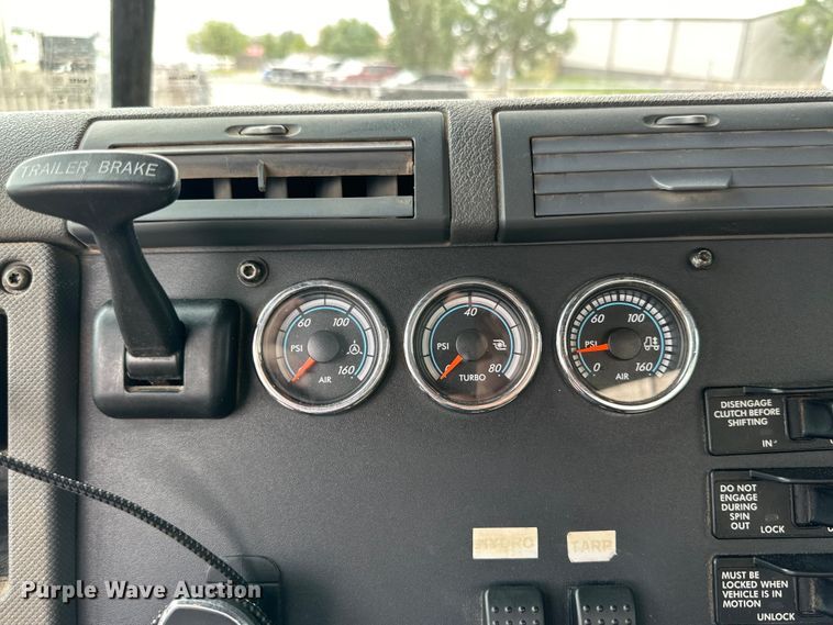 image for item DK6670 2016 Freightliner Cascadia semi truck