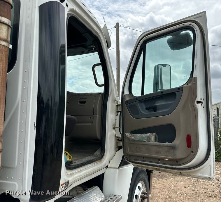 image for item DK6670 2016 Freightliner Cascadia semi truck