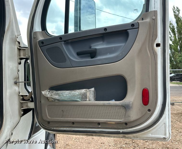 image for item DK6670 2016 Freightliner Cascadia semi truck