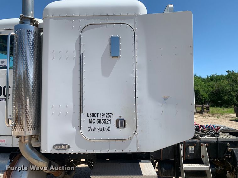 image for item DM7888 2004 Peterbilt 379 semi truck