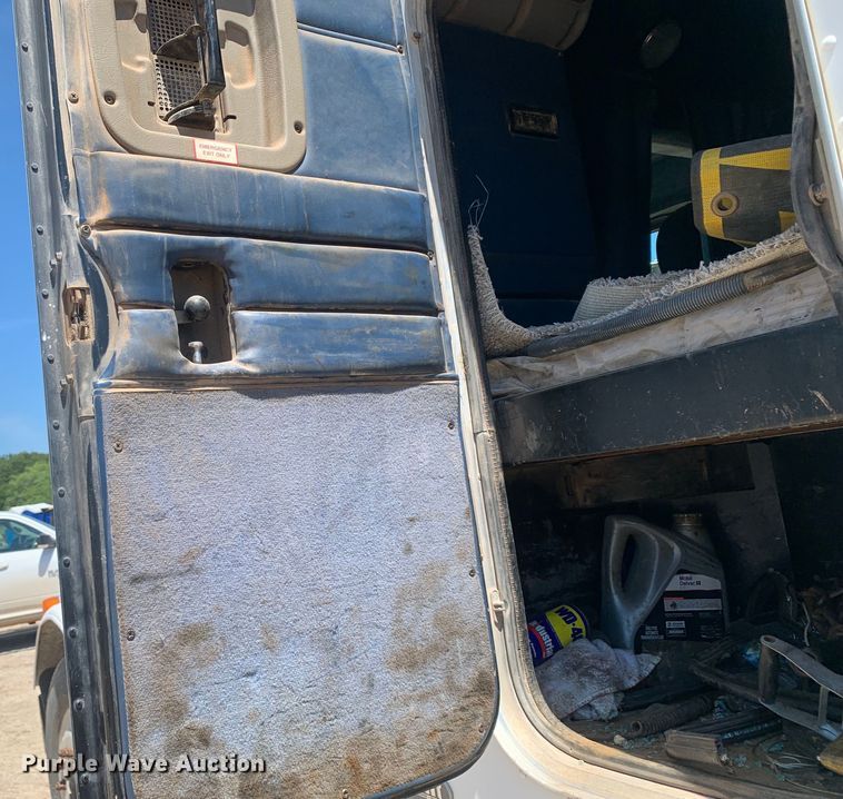 image for item DM7888 2004 Peterbilt 379 semi truck