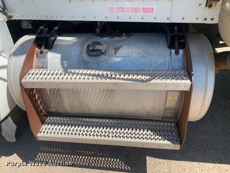 image for item DM7888 2004 Peterbilt 379 semi truck