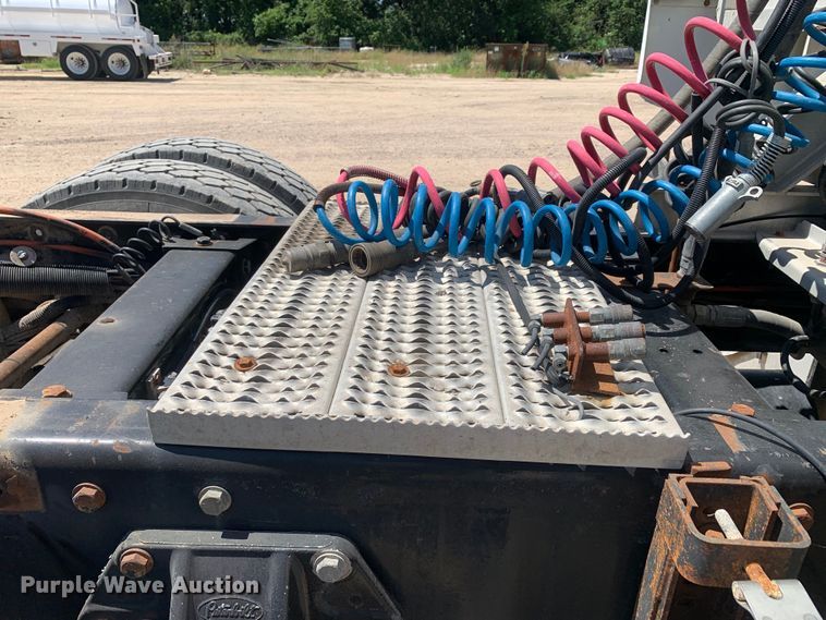 image for item DM7888 2004 Peterbilt 379 semi truck