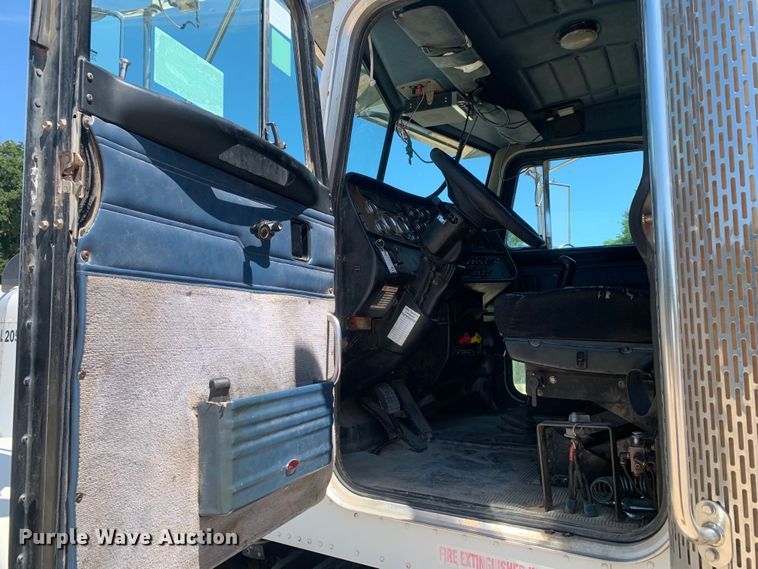 image for item DM7888 2004 Peterbilt 379 semi truck