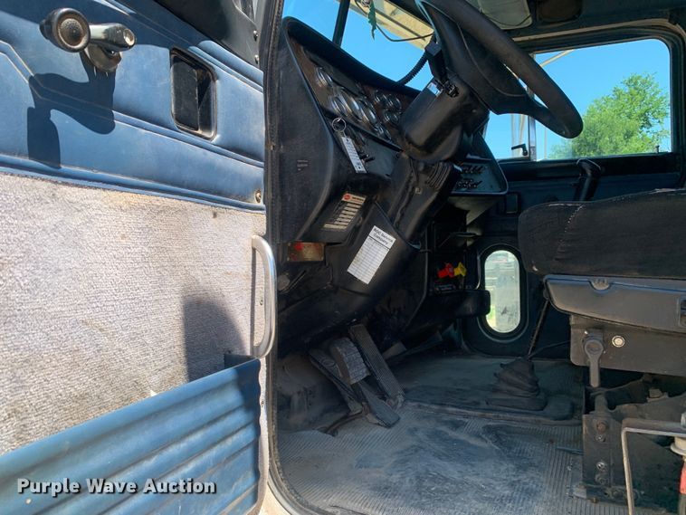 image for item DM7888 2004 Peterbilt 379 semi truck