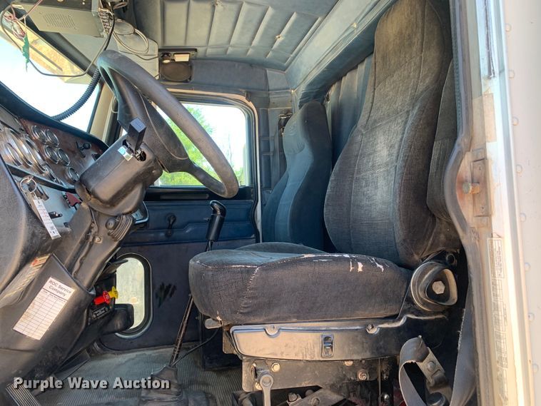 image for item DM7888 2004 Peterbilt 379 semi truck