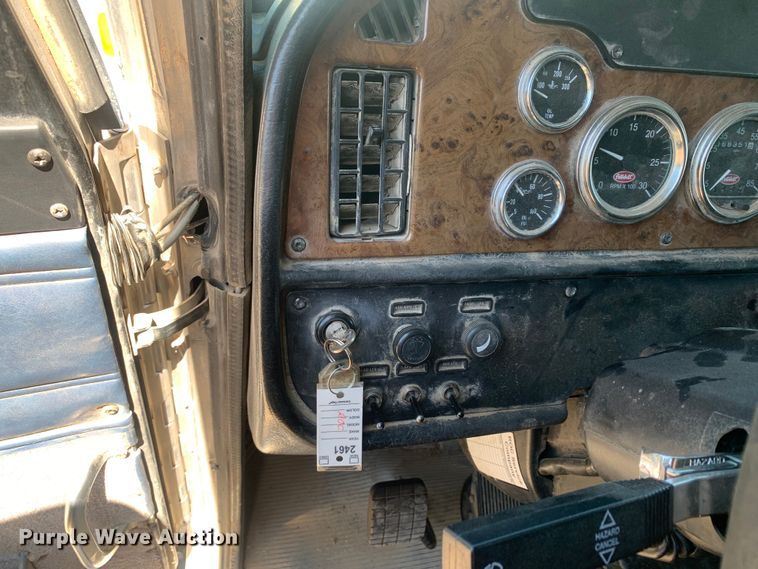 image for item DM7888 2004 Peterbilt 379 semi truck