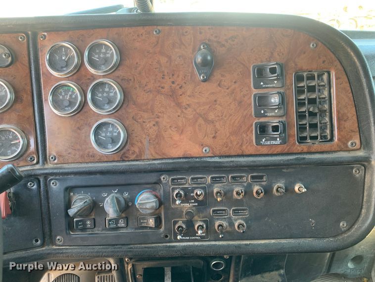 image for item DM7888 2004 Peterbilt 379 semi truck