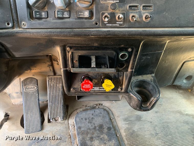 image for item DM7888 2004 Peterbilt 379 semi truck