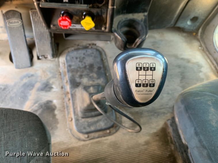 image for item DM7888 2004 Peterbilt 379 semi truck