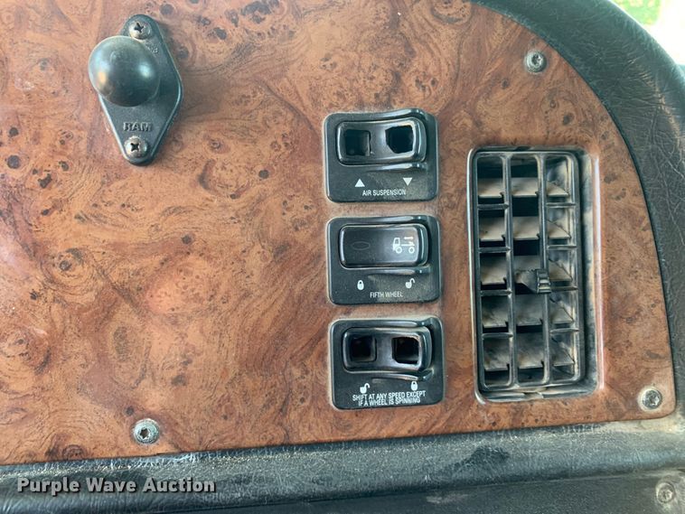 image for item DM7888 2004 Peterbilt 379 semi truck