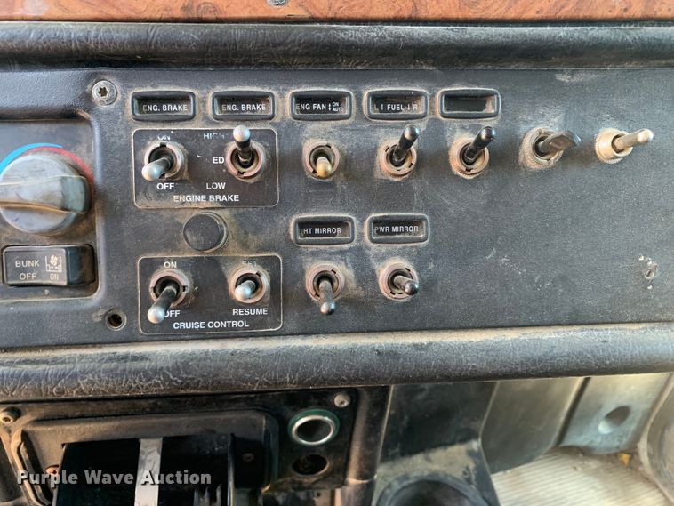 image for item DM7888 2004 Peterbilt 379 semi truck