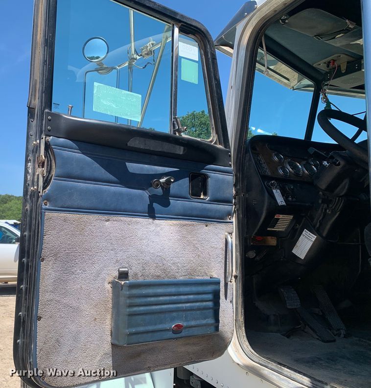 image for item DM7888 2004 Peterbilt 379 semi truck