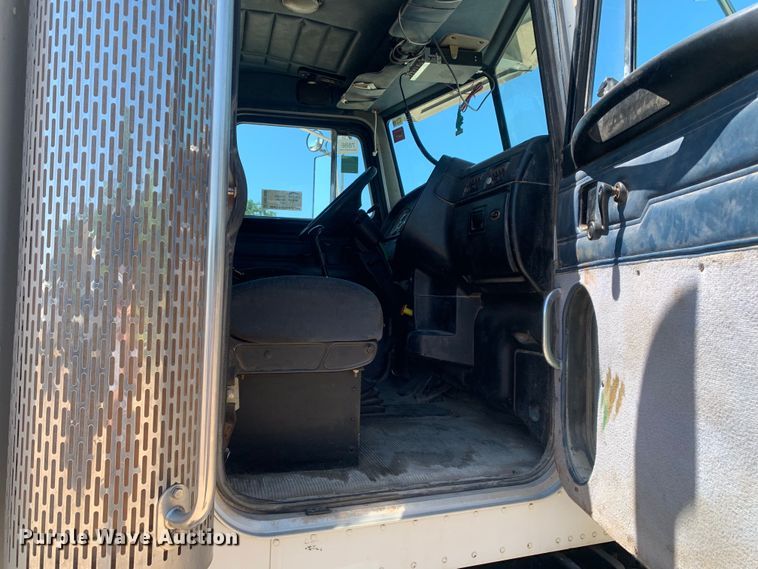 image for item DM7888 2004 Peterbilt 379 semi truck