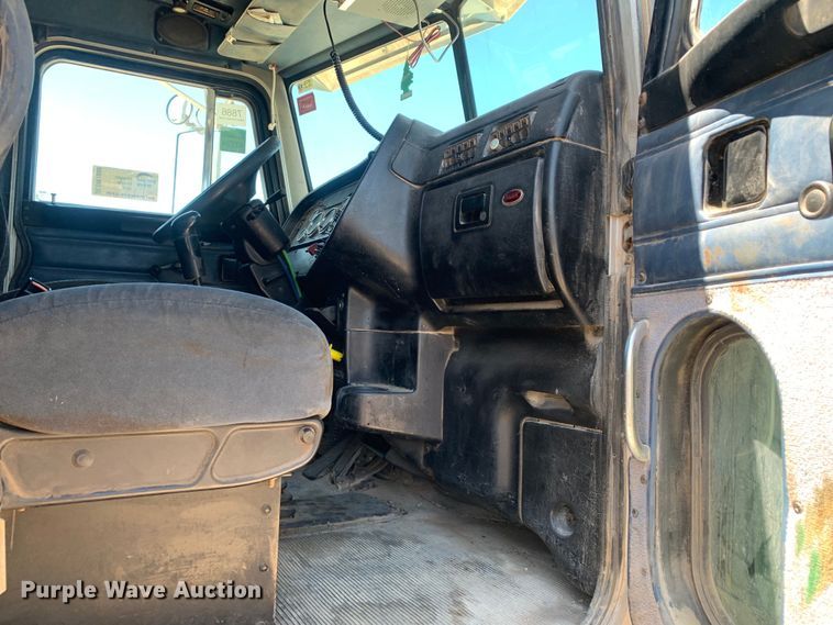 image for item DM7888 2004 Peterbilt 379 semi truck