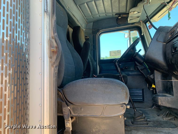 image for item DM7888 2004 Peterbilt 379 semi truck