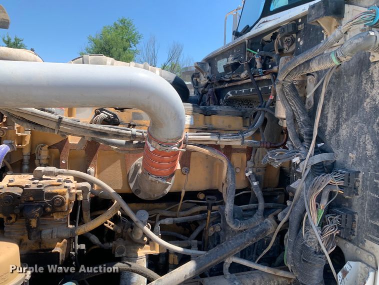 image for item DM7888 2004 Peterbilt 379 semi truck