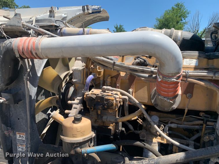 image for item DM7888 2004 Peterbilt 379 semi truck