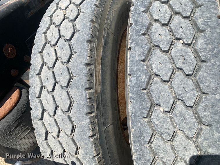 image for item DM7888 2004 Peterbilt 379 semi truck