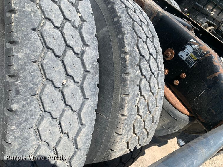 image for item DM7888 2004 Peterbilt 379 semi truck