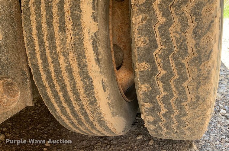 image for item DM7889 2007 Neville Built drop deck trailer