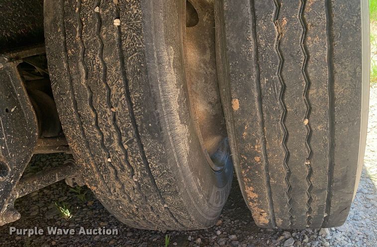 image for item DM7890 2004 Great Dane drop deck trailer