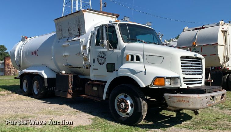 image for item DM7911 1999 Sterling L8513 refuse truck