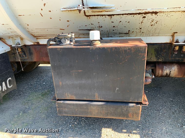 image for item DM7911 1999 Sterling L8513 refuse truck