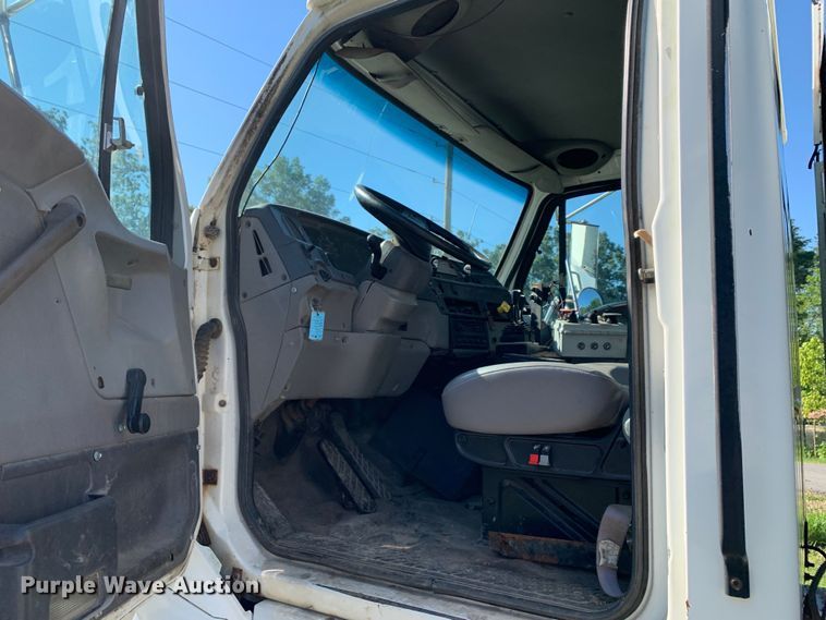 image for item DM7911 1999 Sterling L8513 refuse truck