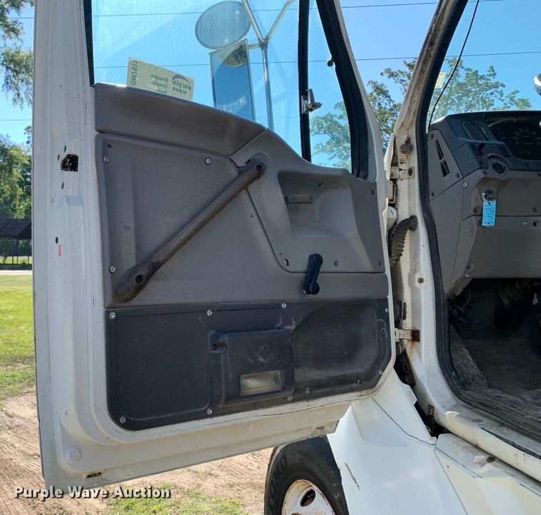 image for item DM7911 1999 Sterling L8513 refuse truck