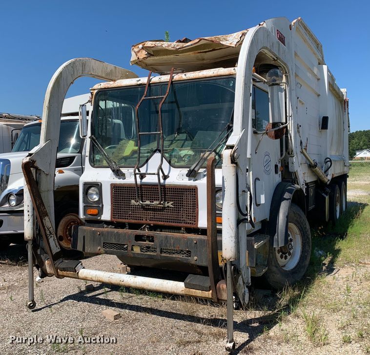 image for item DM7912 2000 Mack MR688S refuse truck