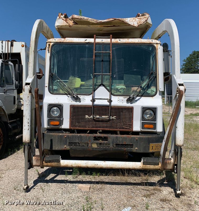 image for item DM7912 2000 Mack MR688S refuse truck