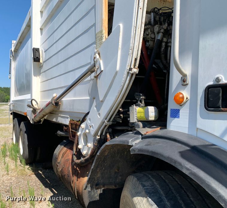 image for item DM7912 2000 Mack MR688S refuse truck