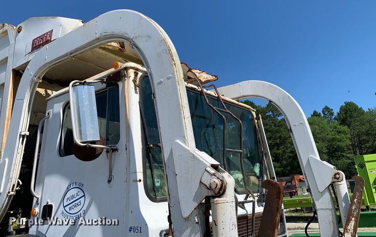 image for item DM7912 2000 Mack MR688S refuse truck