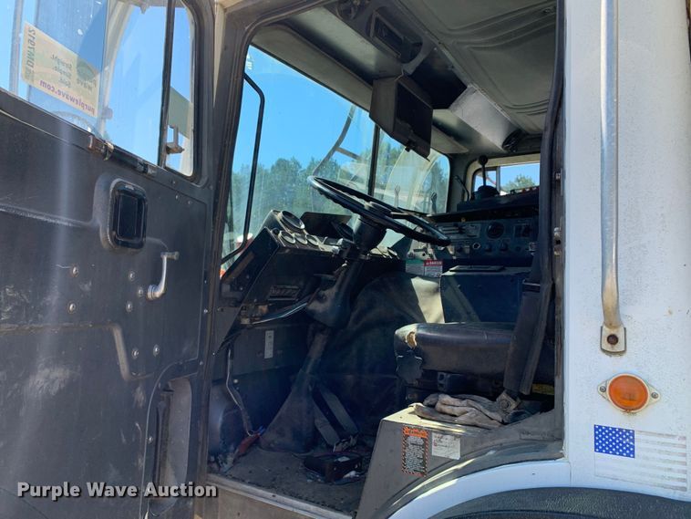image for item DM7912 2000 Mack MR688S refuse truck