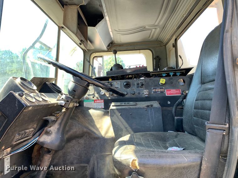 image for item DM7912 2000 Mack MR688S refuse truck