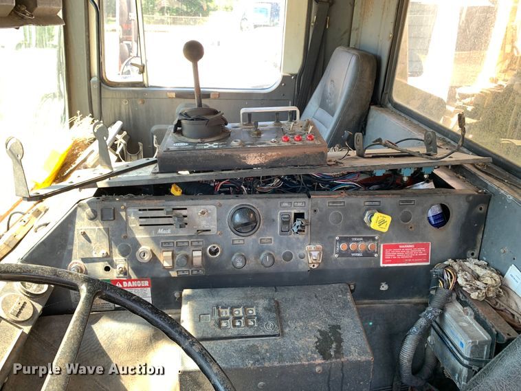 image for item DM7912 2000 Mack MR688S refuse truck