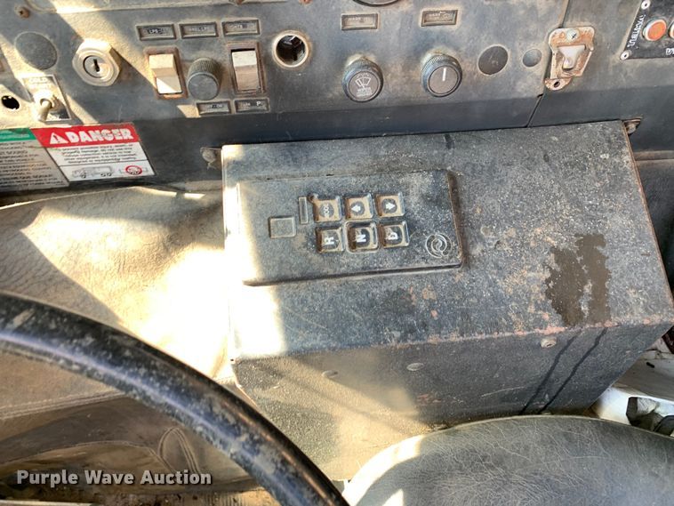 image for item DM7912 2000 Mack MR688S refuse truck