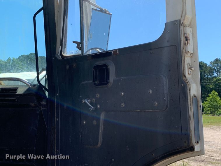 image for item DM7912 2000 Mack MR688S refuse truck