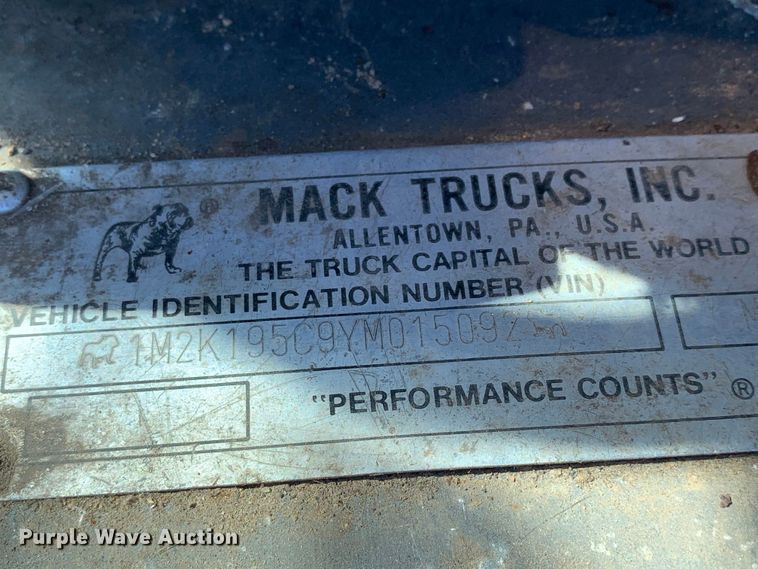 image for item DM7912 2000 Mack MR688S refuse truck