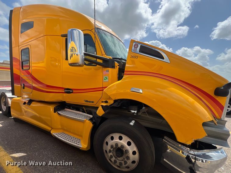 image for item DO2446 2020 Kenworth  T680 semi truck