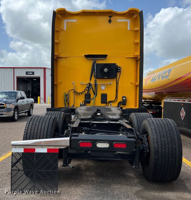 image for item DO2446 2020 Kenworth  T680 semi truck