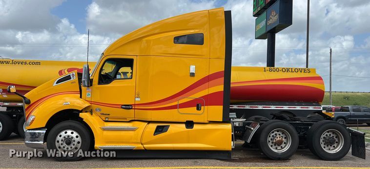 image for item DO2446 2020 Kenworth  T680 semi truck